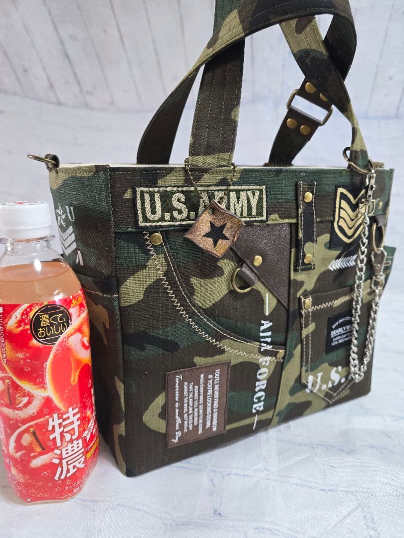 リメイクトートバッグ カモフラ柄 ARMY 底板。ストラップ付き 本革使用