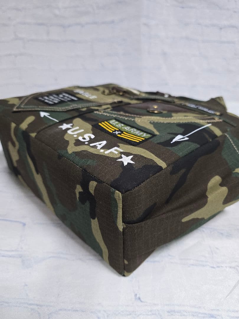 リメイクトートバッグ カモフラ柄 ARMY 底板。ストラップ付き 本革使用