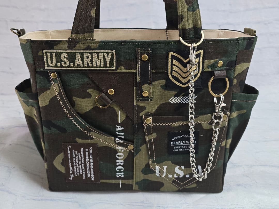 リメイクトートバッグ カモフラ柄 ARMY 底板。ストラップ付き 本革使用