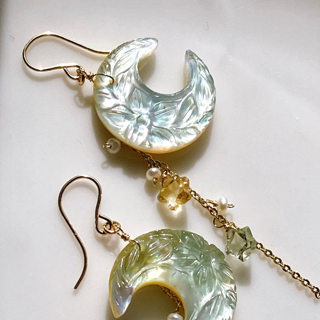 白妙◆ムーンカービング✧フローライト/MOPダブレットストーンピアス