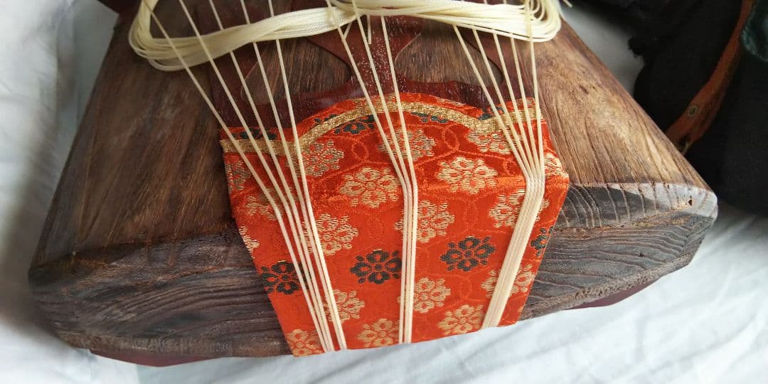 【最終特価】羽ばたく鶴柄のカバー付き　おまけ付き　13弦