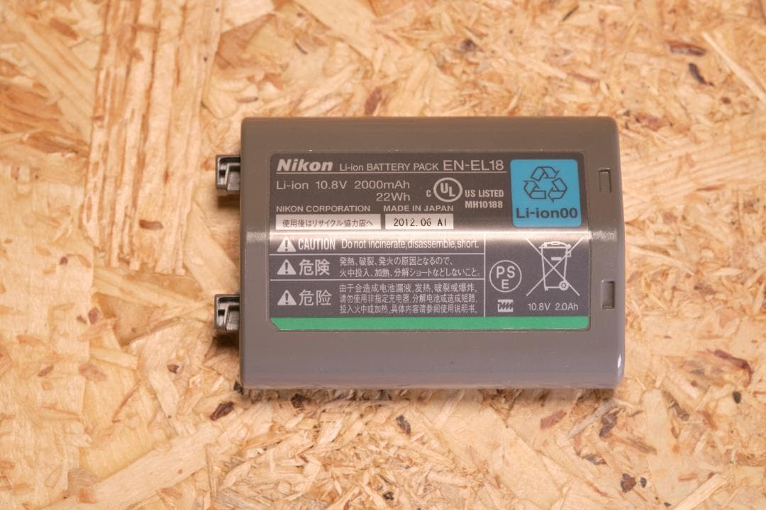 Nikon D4 ボディ 動作確認済 シャッター交換済 純正バッテリー＆充電器付