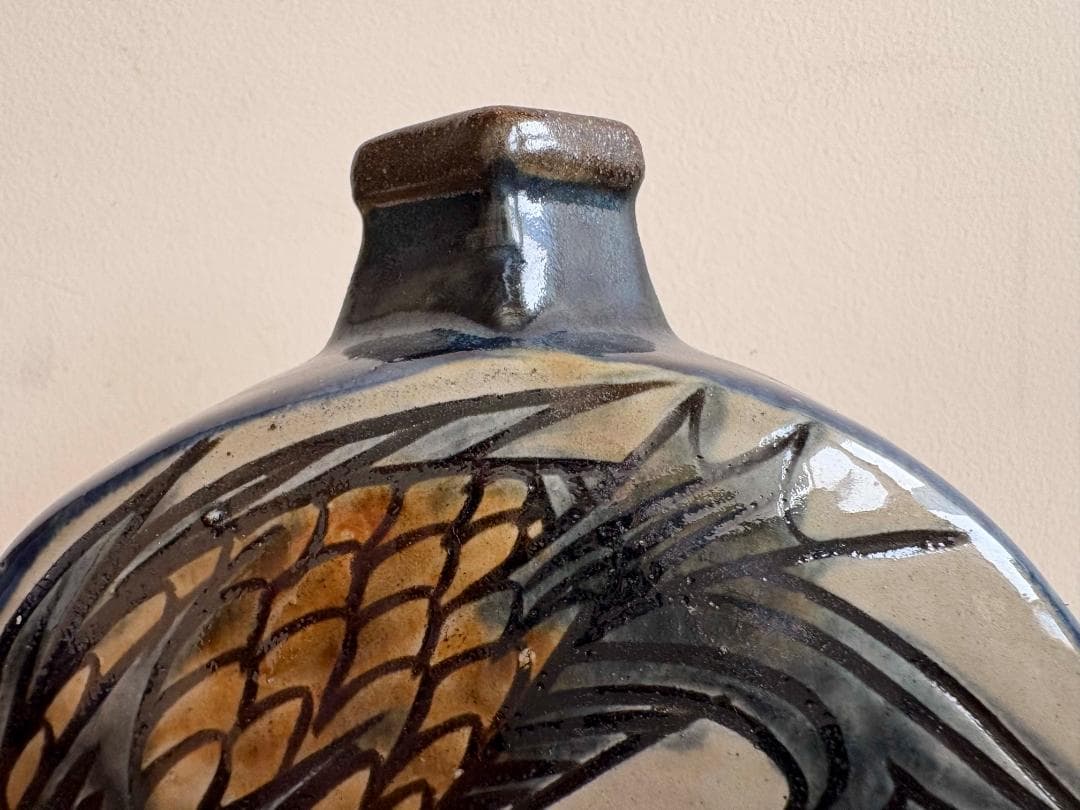 値下げ　壺屋焼　宮城須美子作　コバルト秞扁壺　魚紋彫　花器　金城次郎長女　希小品