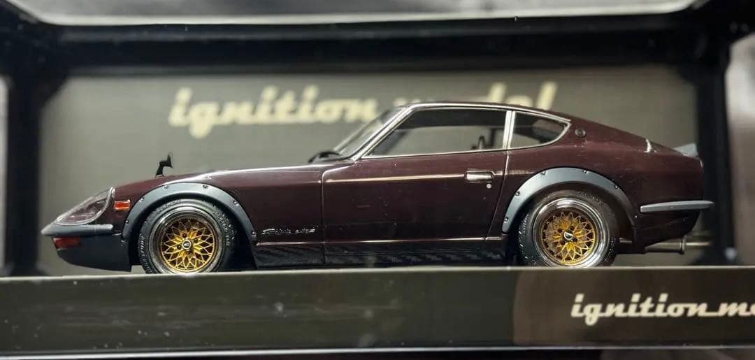 ミニカー Nissan Fairlody 240ZG (HS30) 1/18