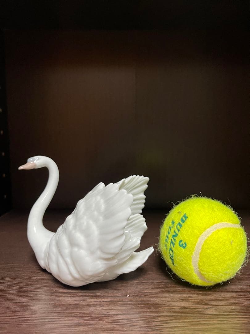 リヤドロ・白鳥・優雅な羽の陶器置物