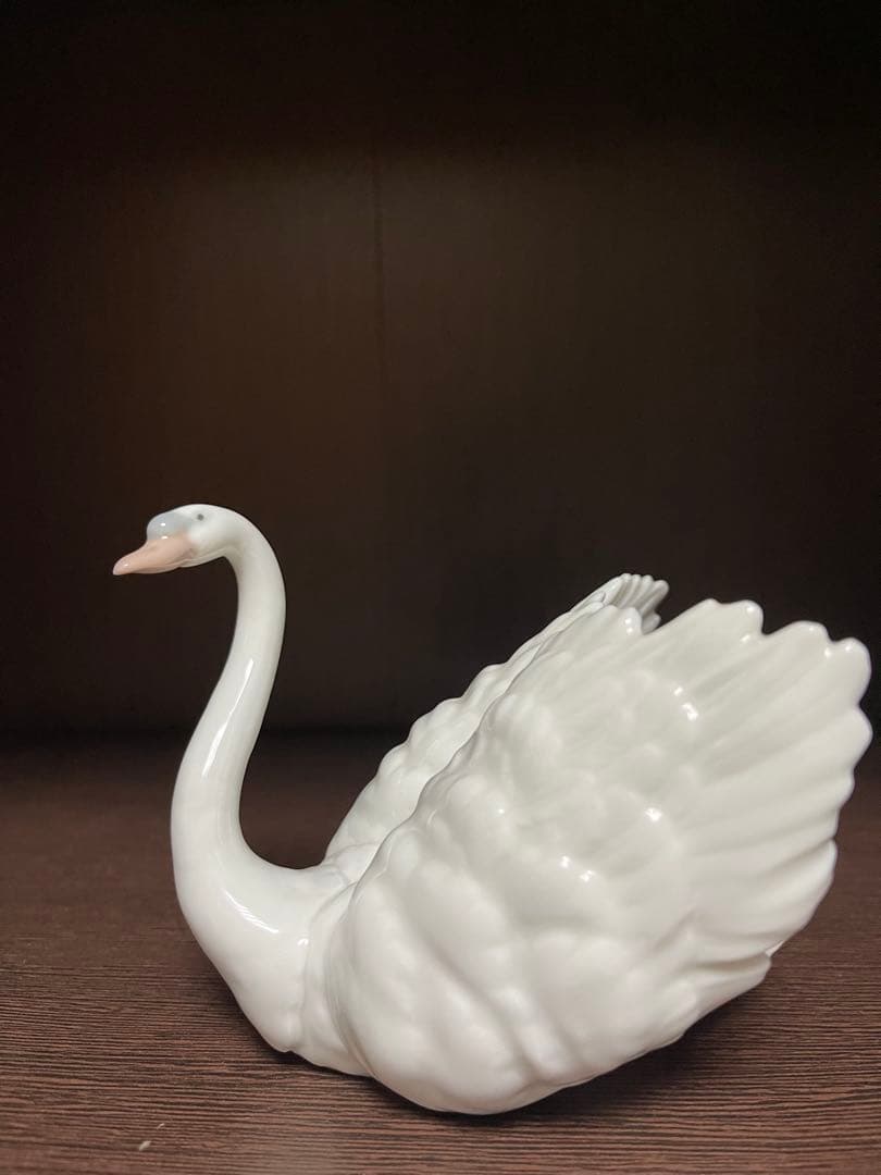 リヤドロ・白鳥・優雅な羽の陶器置物