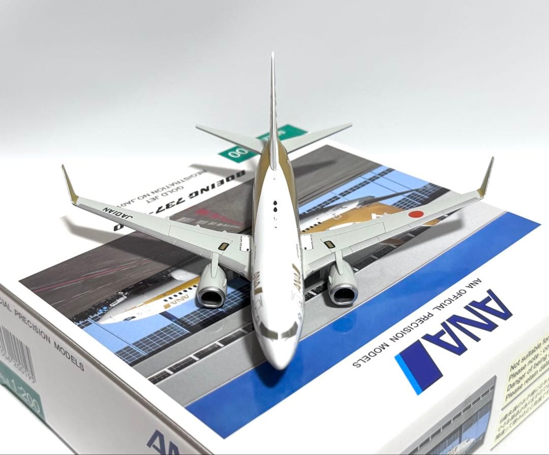 全日空商事 1/200 B737-700 ANA GOLD JET