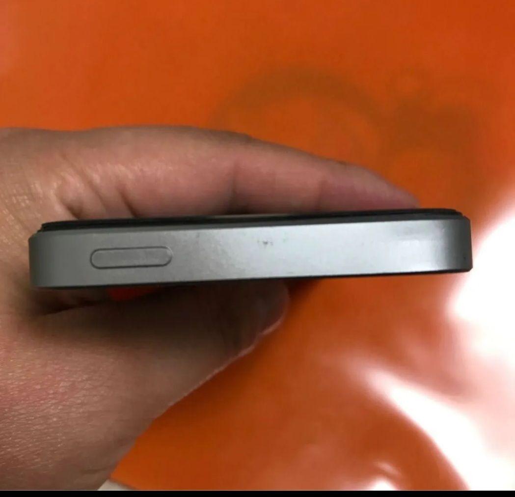 iPhone SE 16gb スペースグレー 本体 + ケース