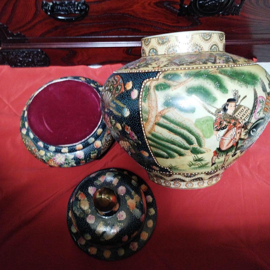 大きな蓋付き壺　陶器置物