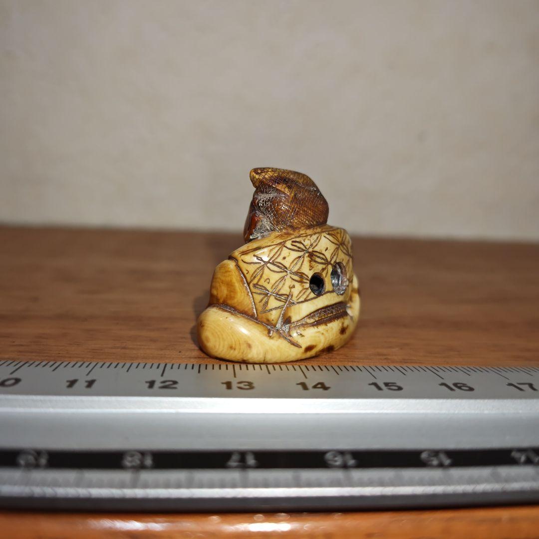 時代提物 人物根付 天然素材 在銘【煙管で一服】高さ約3.1cm 重さ約16ｇ