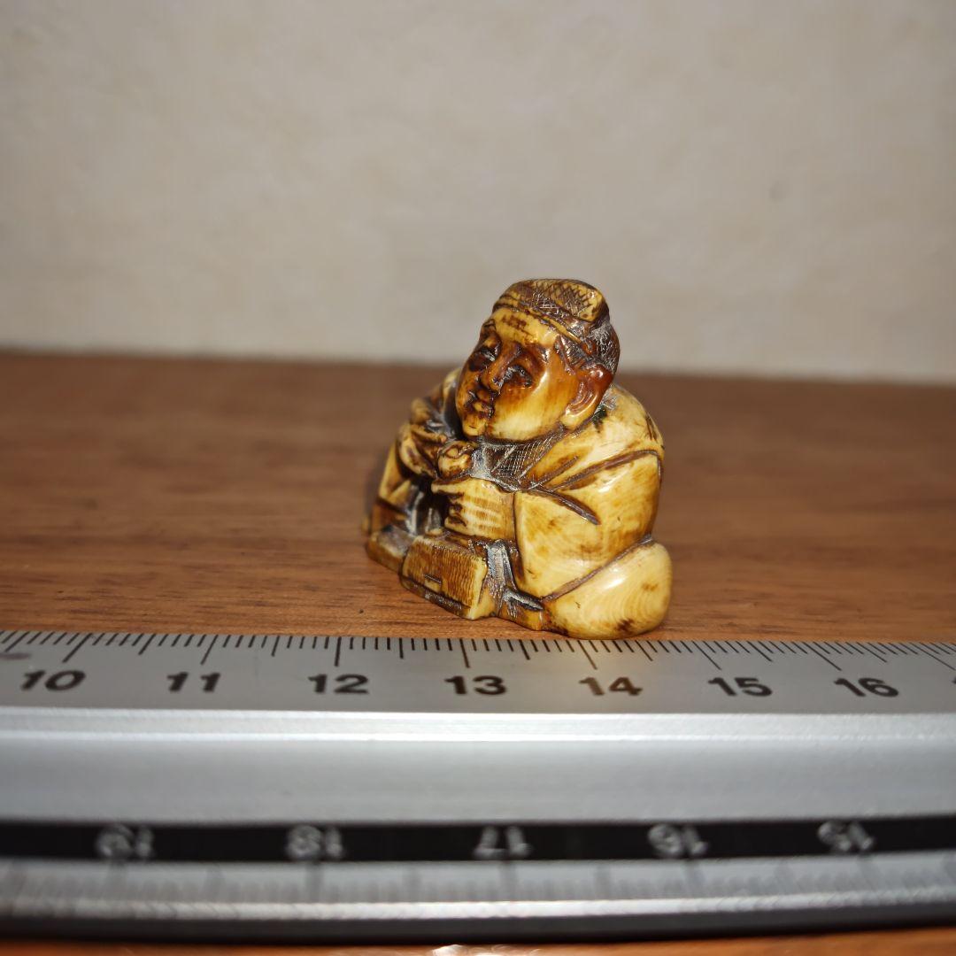 時代提物 人物根付 天然素材 在銘【煙管で一服】高さ約3.1cm 重さ約16ｇ