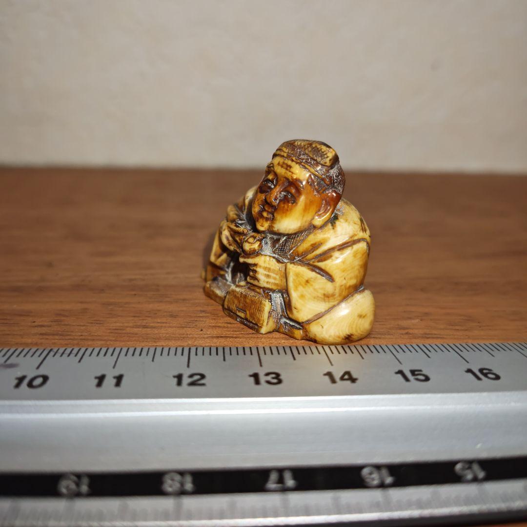 時代提物 人物根付 天然素材 在銘【煙管で一服】高さ約3.1cm 重さ約16ｇ