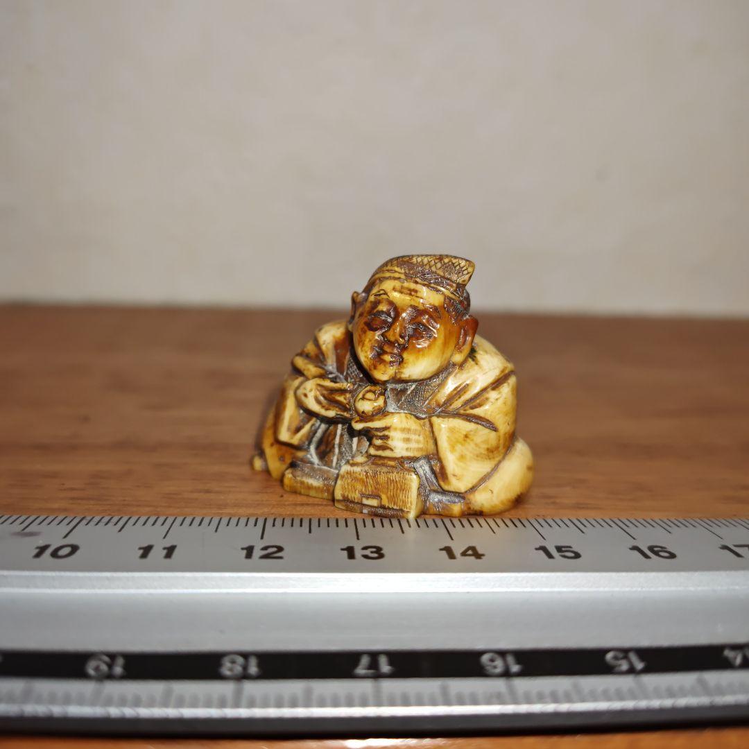 時代提物 人物根付 天然素材 在銘【煙管で一服】高さ約3.1cm 重さ約16ｇ