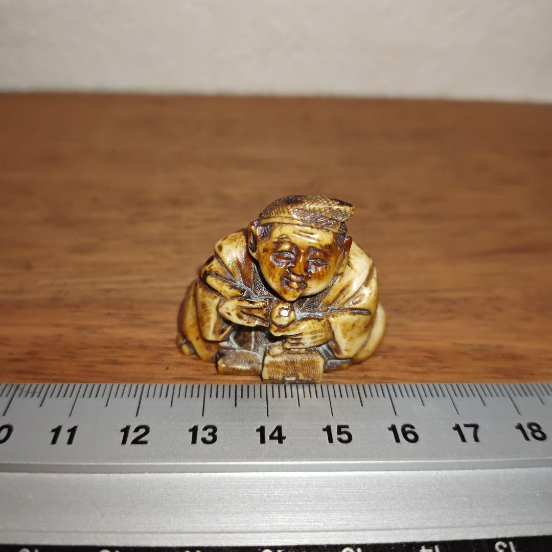 時代提物 人物根付 天然素材 在銘【煙管で一服】高さ約3.1cm 重さ約16ｇ
