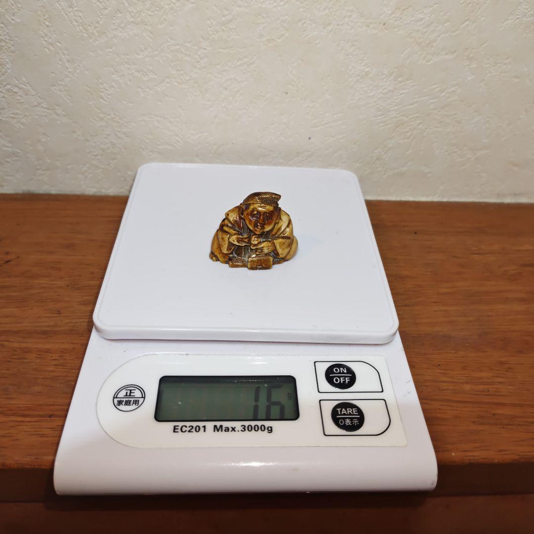 時代提物 人物根付 天然素材 在銘【煙管で一服】高さ約3.1cm 重さ約16ｇ