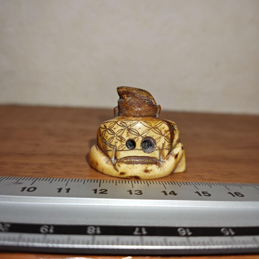 時代提物 人物根付 天然素材 在銘【煙管で一服】高さ約3.1cm 重さ約16ｇ