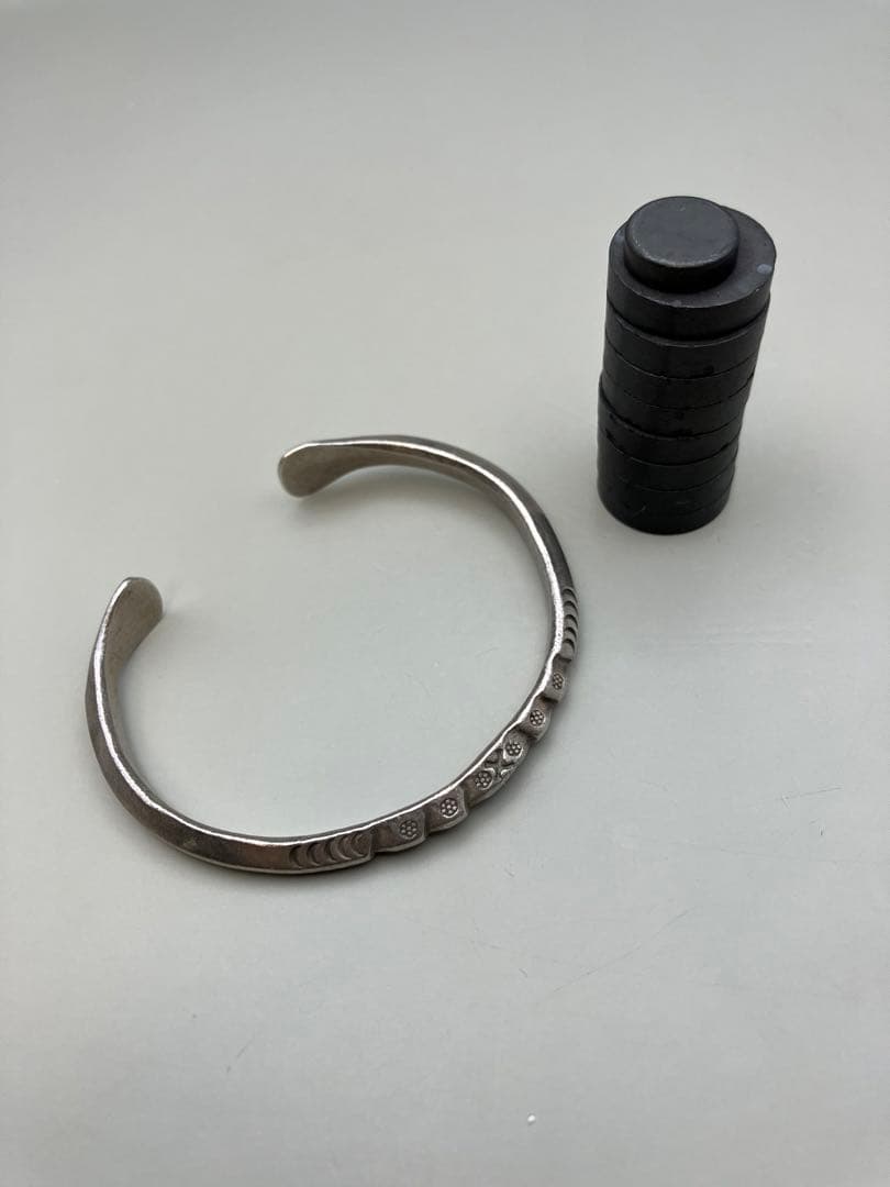 バングル　ハンドメイド　彫刻　魚 磁石につかない