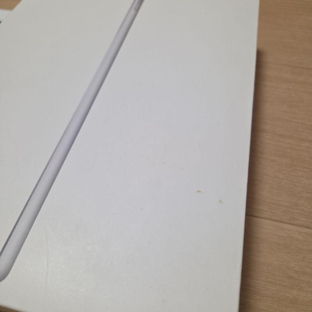 iPad　第6世代　32GB　 本体 充電ケーブル・アダプタ付属