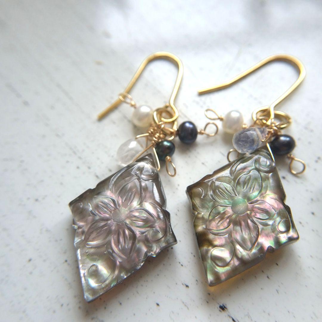 【B】ブラックシェルとクリスタルのフラワー菱形カービングのトリプレットピアス