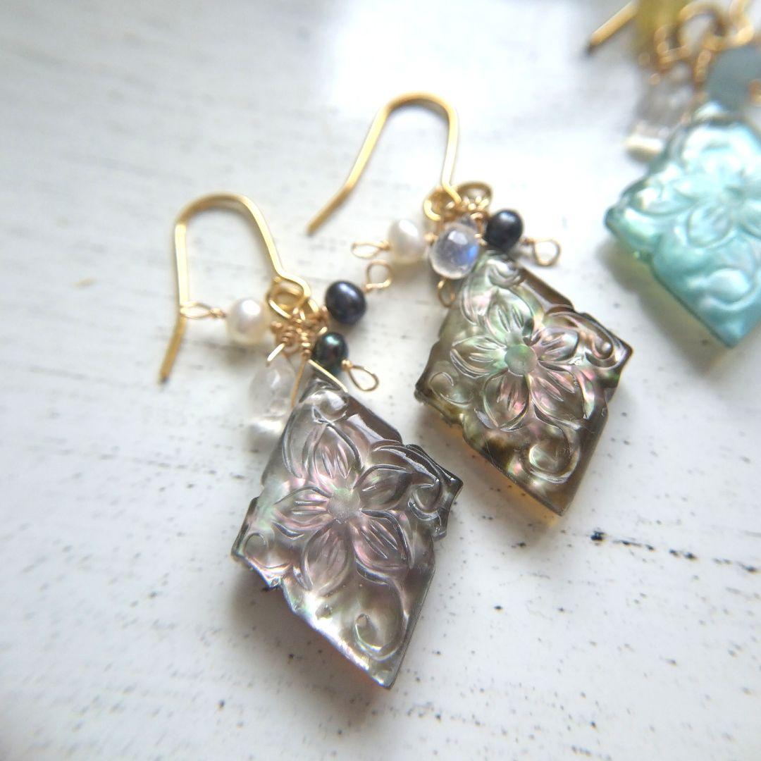 【B】ブラックシェルとクリスタルのフラワー菱形カービングのトリプレットピアス