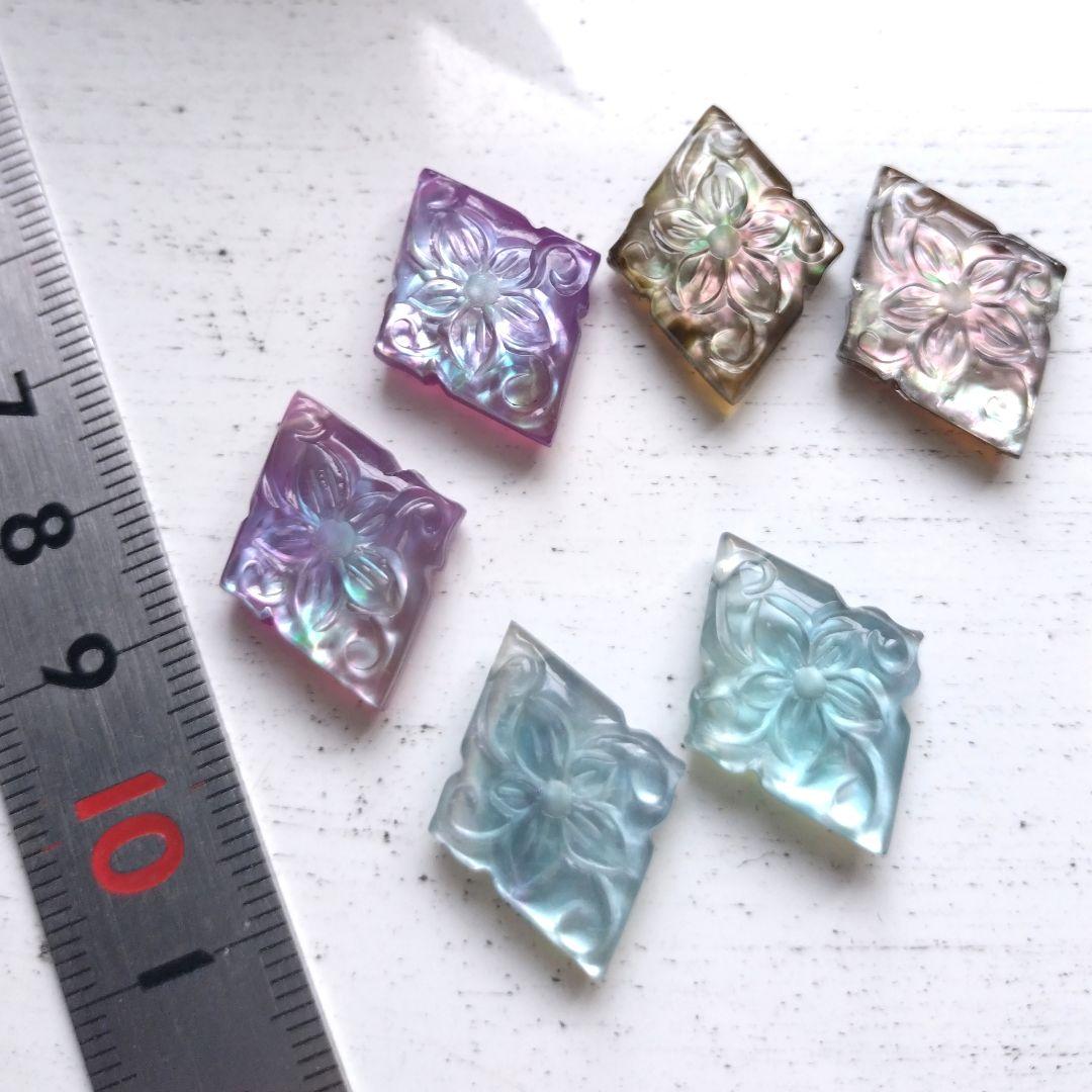 【B】ブラックシェルとクリスタルのフラワー菱形カービングのトリプレットピアス