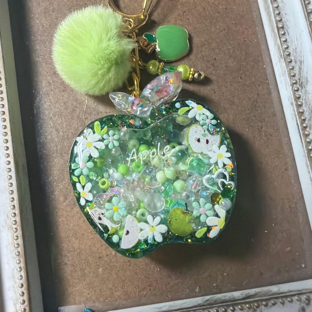 智美　シャカシャカイチゴうさちゃんキーホルダー