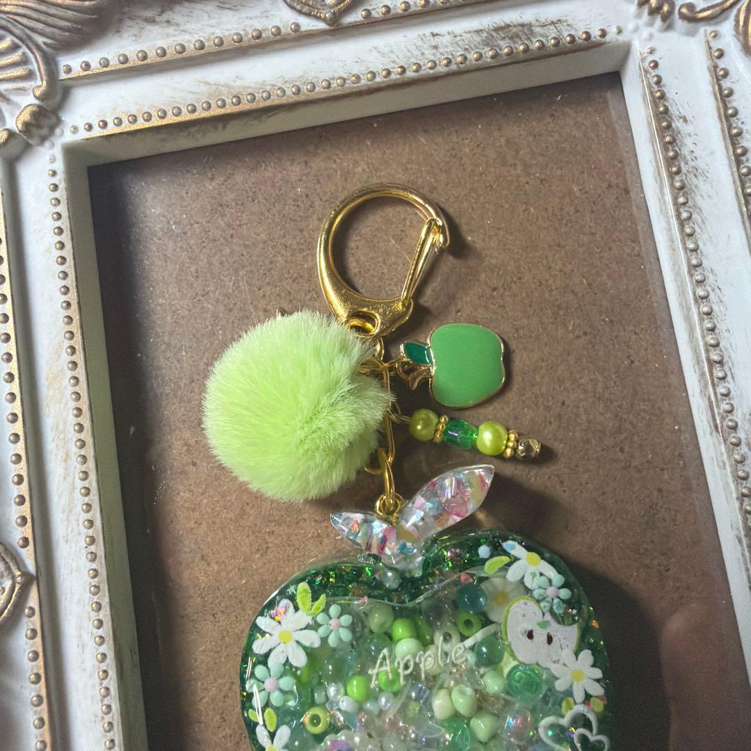 智美　シャカシャカイチゴうさちゃんキーホルダー