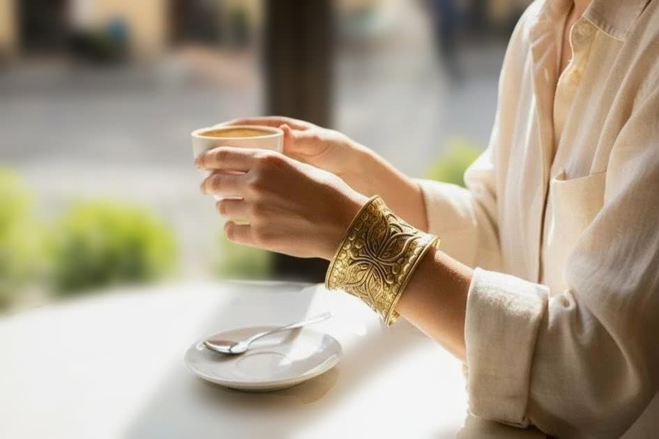 アフリカ輸入 真鍮製バングル（蝶モチーフ彫刻） [並行輸入品]