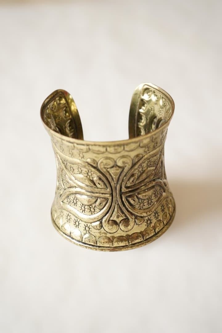 アフリカ輸入 真鍮製バングル（蝶モチーフ彫刻） [並行輸入品]