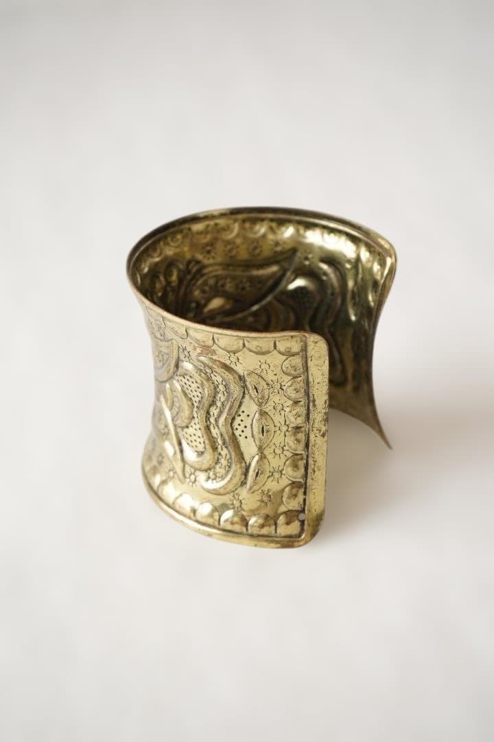 アフリカ輸入 真鍮製バングル（蝶モチーフ彫刻） [並行輸入品]