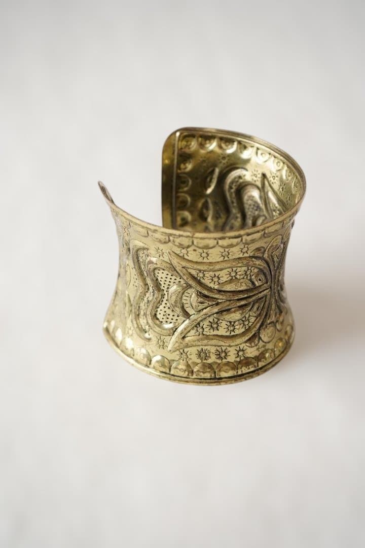 アフリカ輸入 真鍮製バングル（蝶モチーフ彫刻） [並行輸入品]