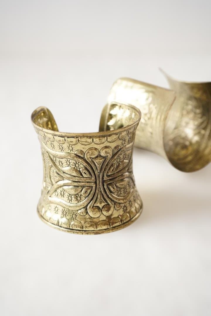 アフリカ輸入 真鍮製バングル（蝶モチーフ彫刻） [並行輸入品]