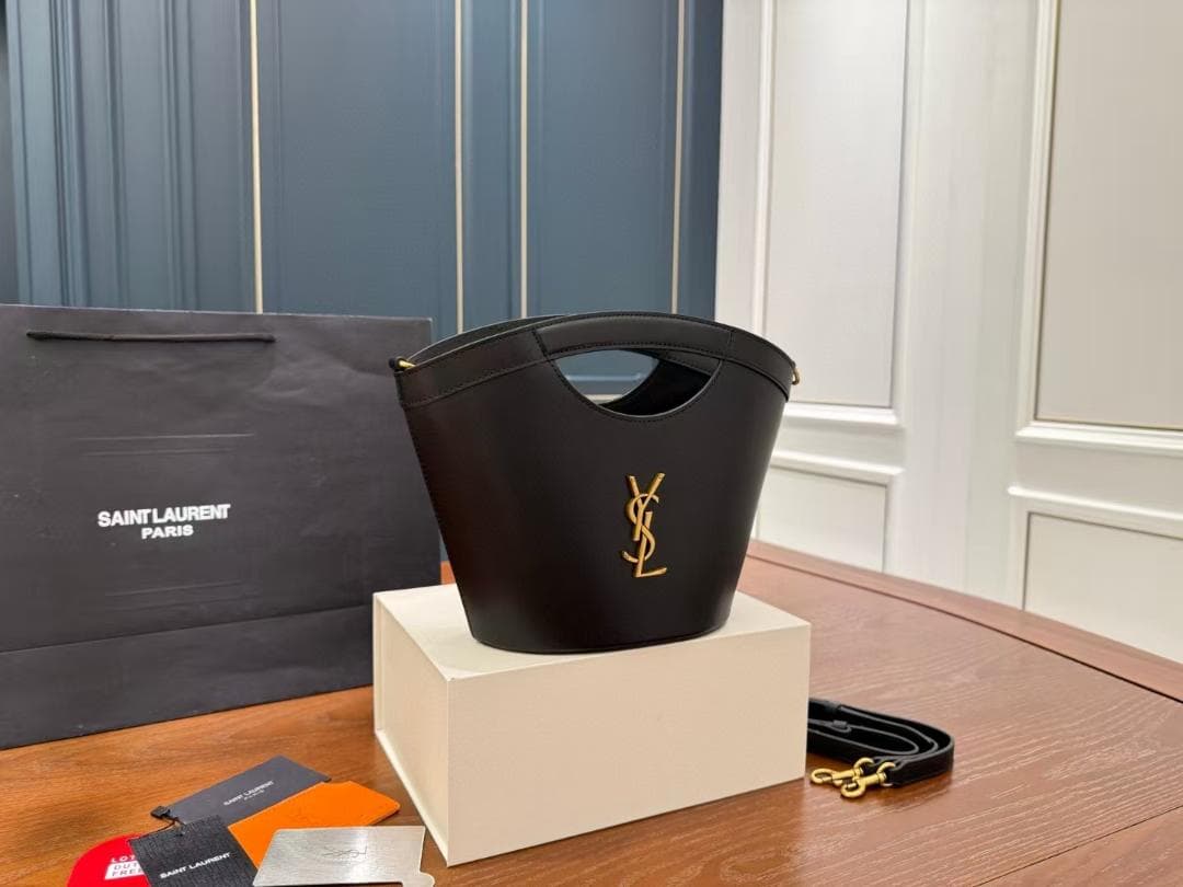 ブラック ショルダーバッグ