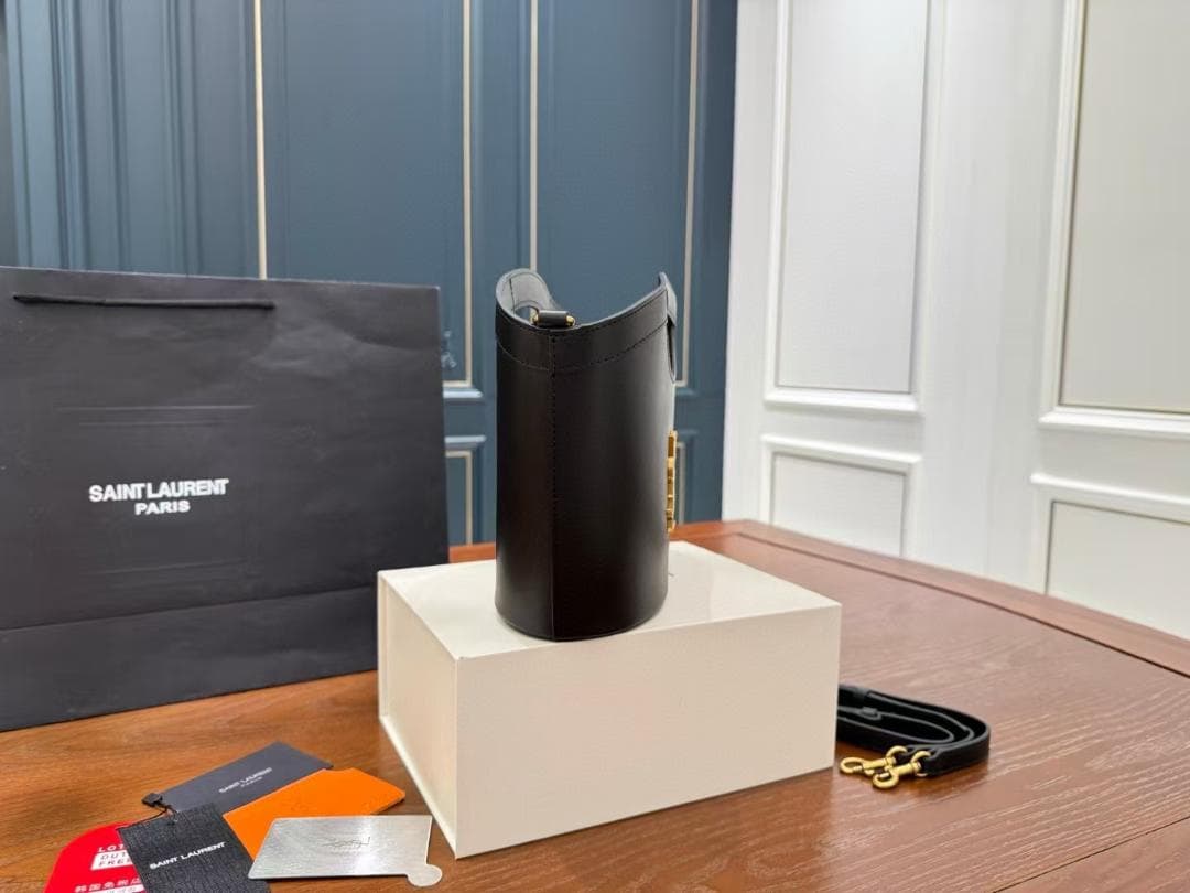 ブラック ショルダーバッグ