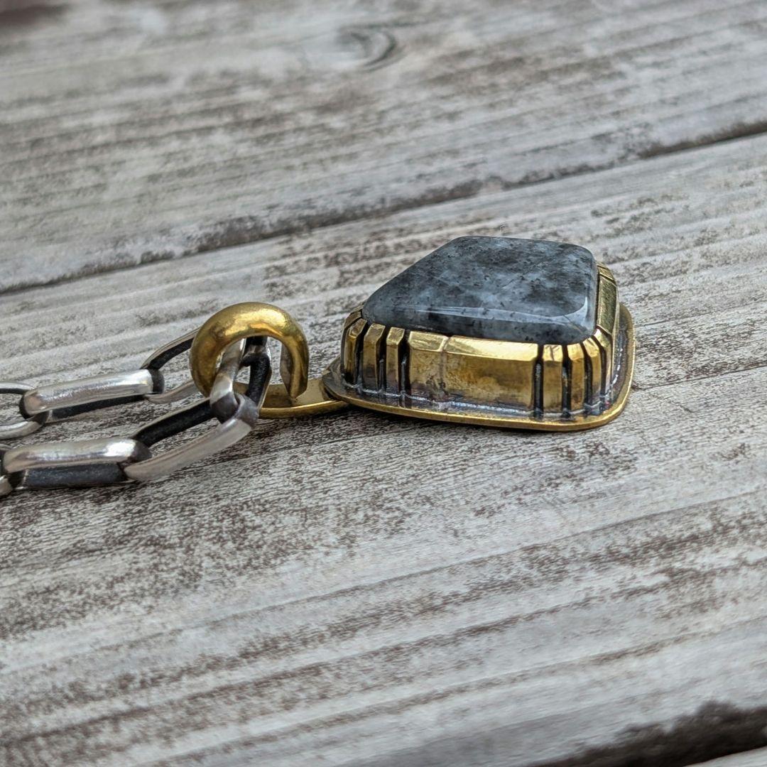 ハンドメイドの糸魚川黒翡翠トップ　インディアンジュエリー風