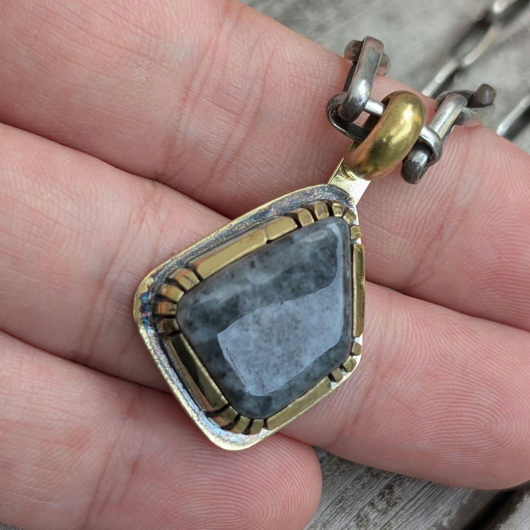 ハンドメイドの糸魚川黒翡翠トップ　インディアンジュエリー風