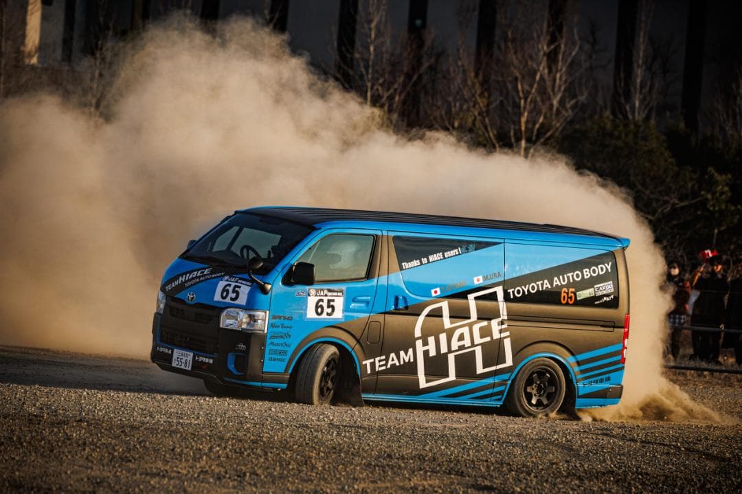 トミカ \"トヨタ車体 TEAM HIACE\" トヨタハイエース　2台セット
