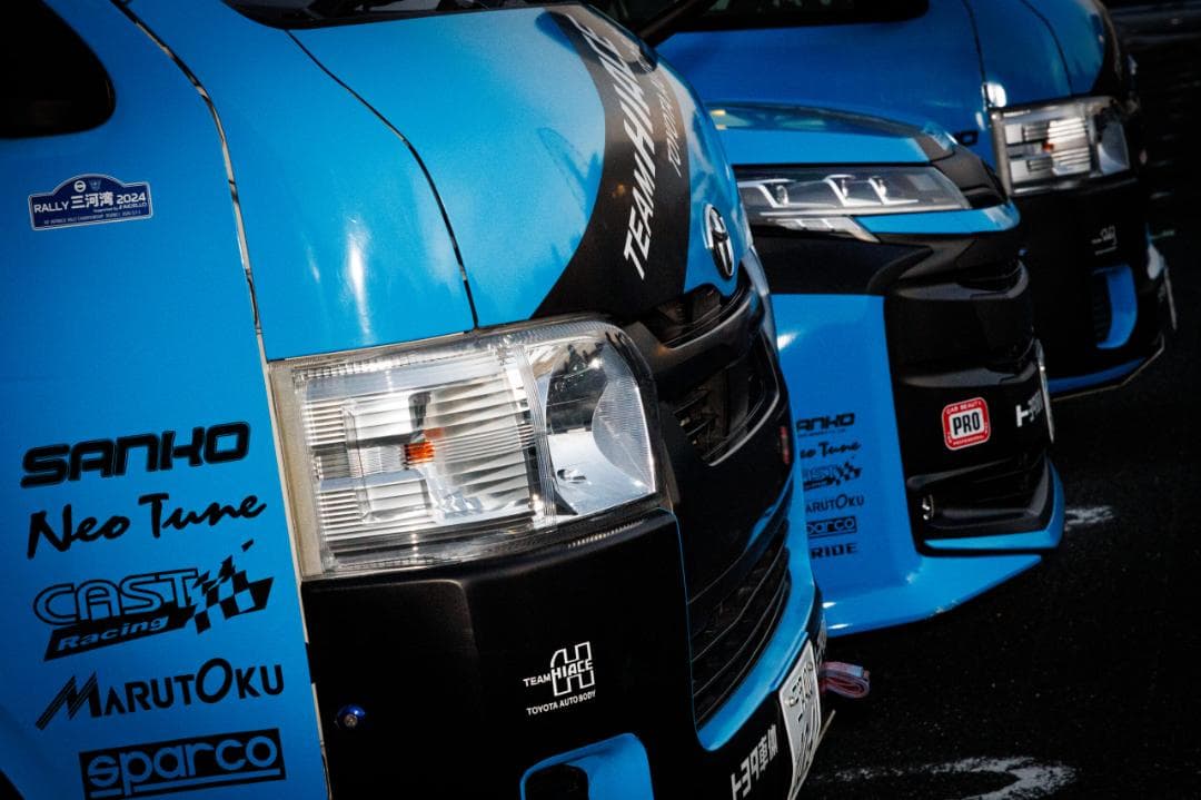 トミカ \"トヨタ車体 TEAM HIACE\" トヨタハイエース　2台セット