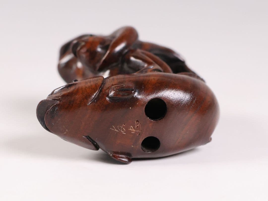 木製 提物 根付 魚と蛙 カエル 在銘 友忠 彫刻 木彫り【MB306】