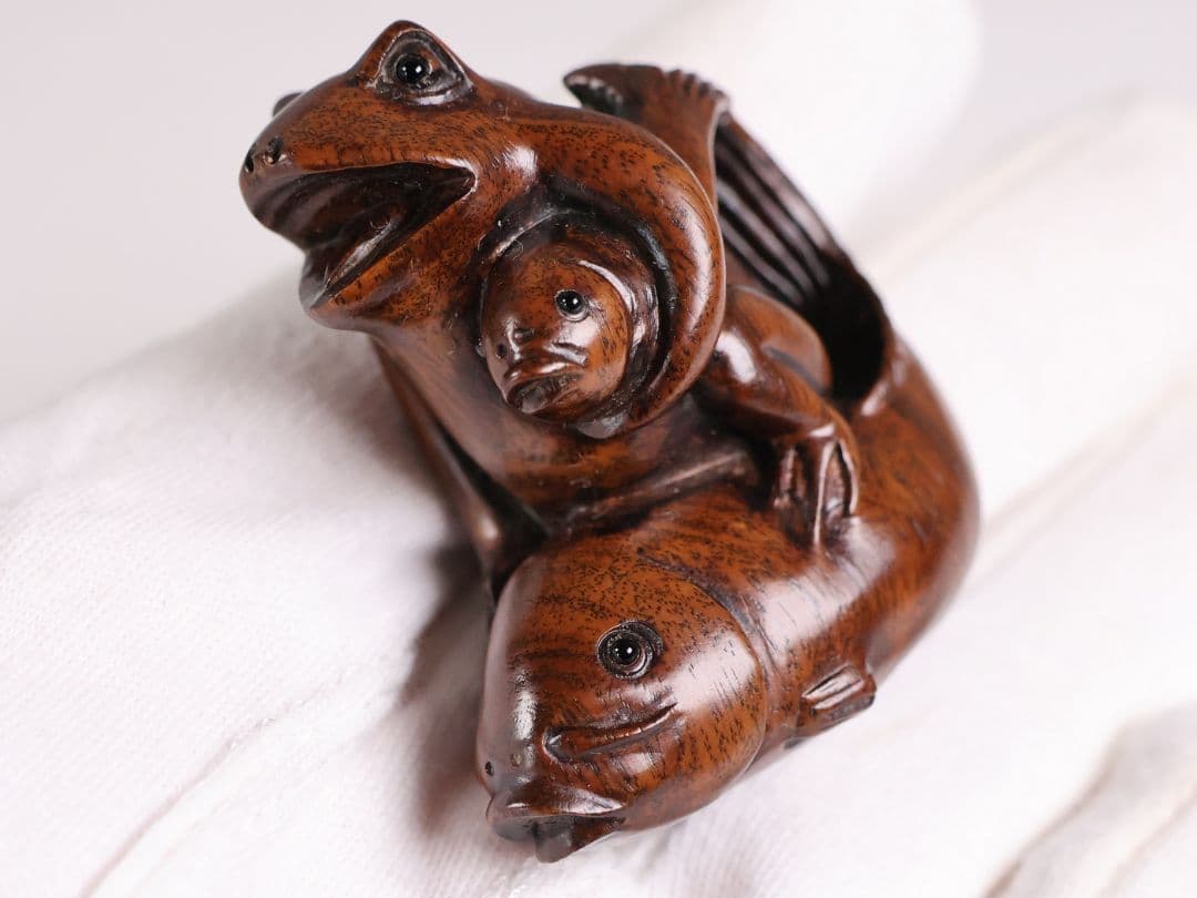 木製 提物 根付 魚と蛙 カエル 在銘 友忠 彫刻 木彫り【MB306】