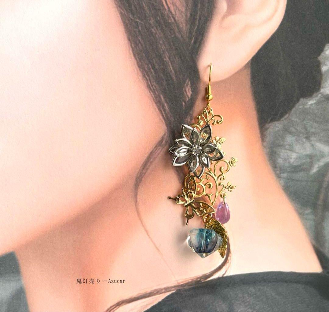 桜と勿忘草に舞う九尾狐と鬼灯の和風ピアス　イヤリング