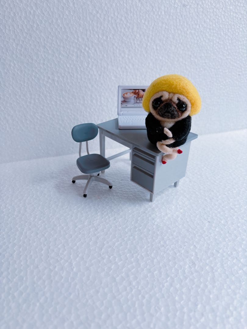 羊毛フェルトパグちゃんキャリアウーマン