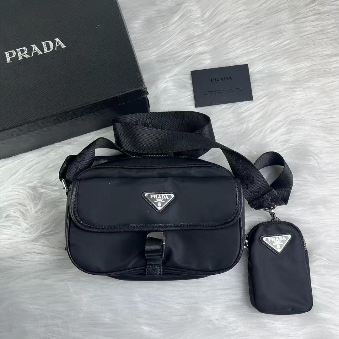 美品 PRADAノベルテ ブラック ショルダーバッグ