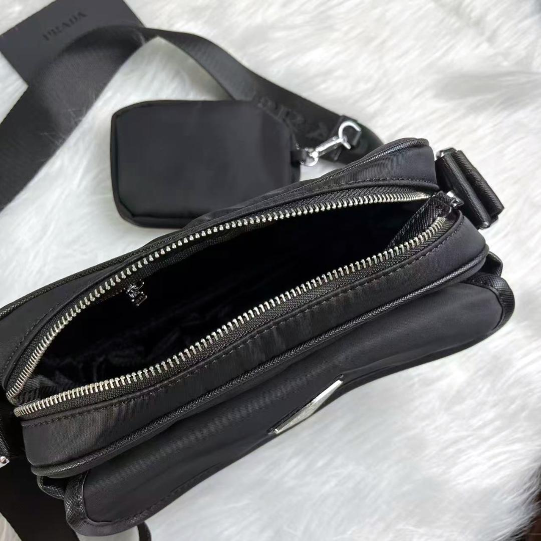 美品 PRADAノベルテ ブラック ショルダーバッグ