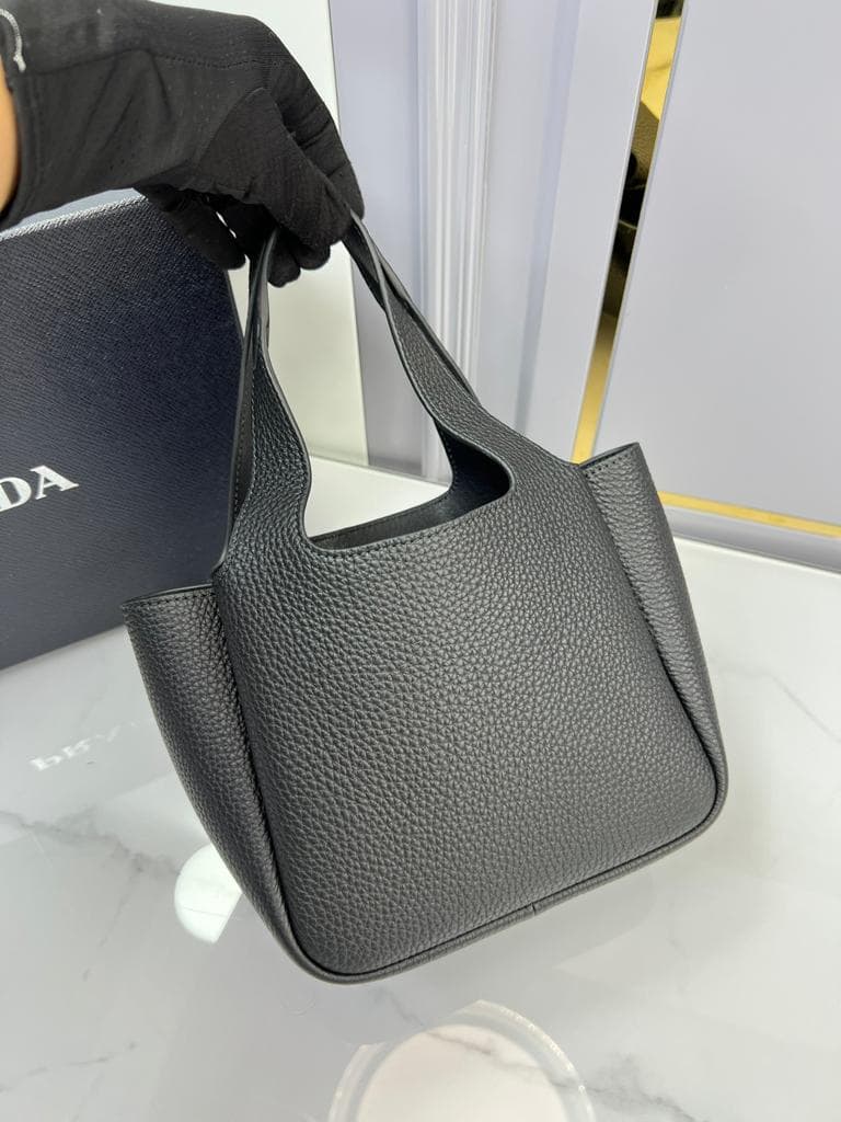 極美品！ブラック　ハンドバッグ　レザー