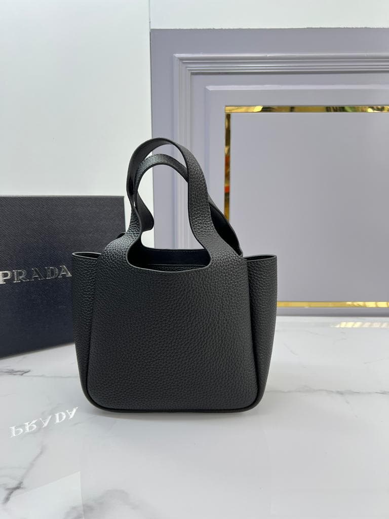 極美品！ブラック　ハンドバッグ　レザー