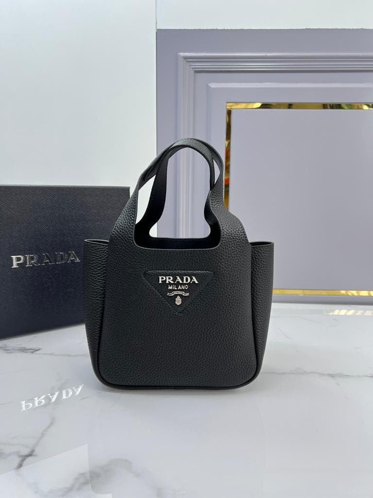 極美品！ブラック　ハンドバッグ　レザー