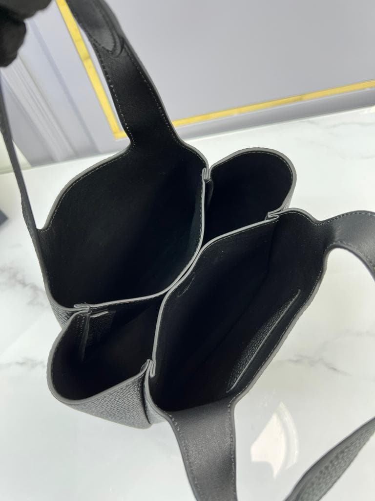 極美品！ブラック　ハンドバッグ　レザー