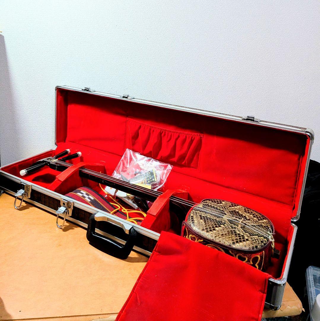 沖縄三線　本革　縞黒檀　　スンチー塗り　付属品沢山アリ