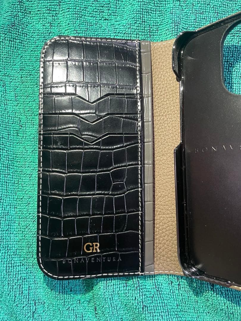 ボナベンチュラ　ダイアリーケース エンボスクロコレザー　iPhone15pro用